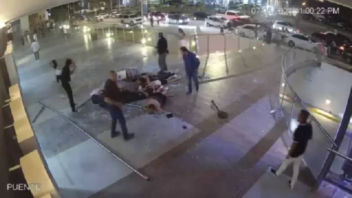 Meksika’da gece kulübünün cam balkonu çöktü: 3 ölü, 16 yaralı
