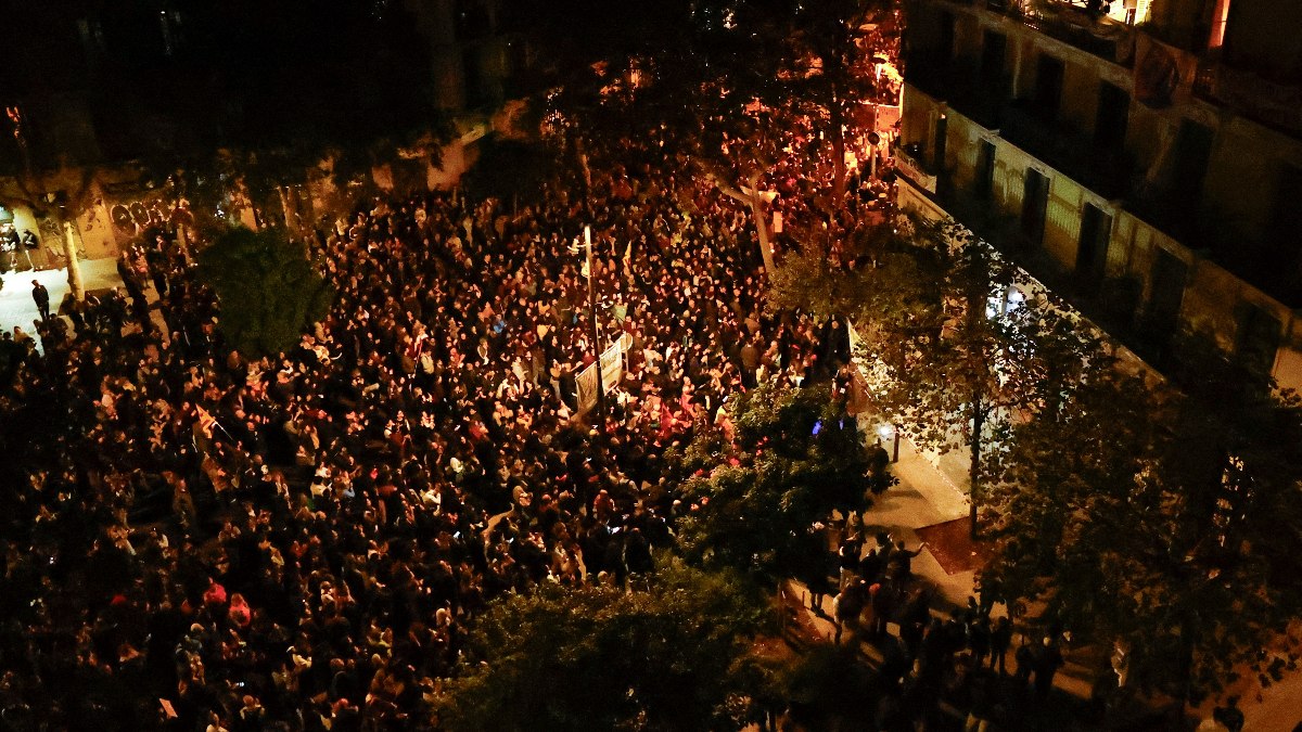 Barselona’da ev kiralarını binlerce kişi protesto etti